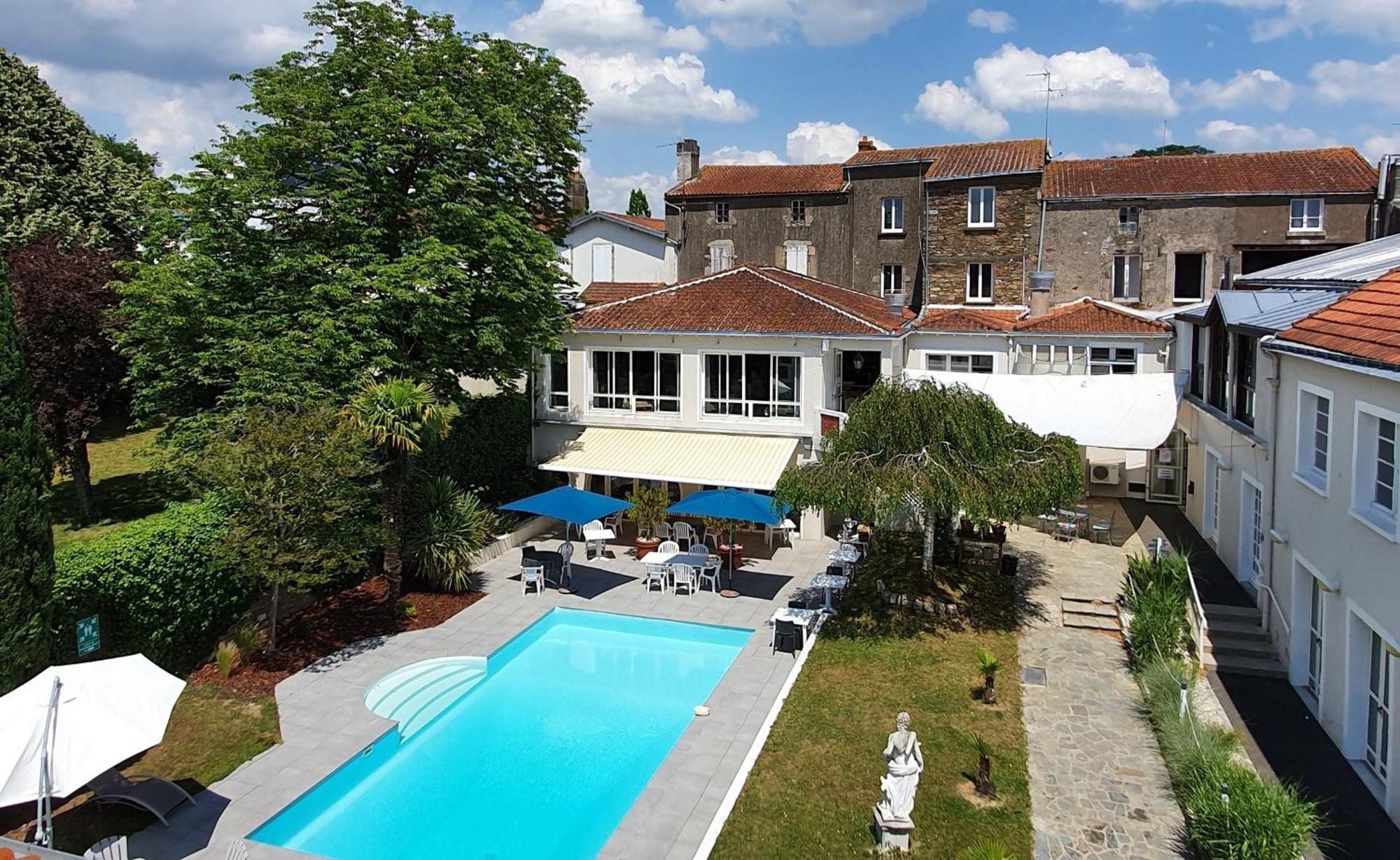 Hotel Restaurant Les Voyageurs Montaigu-Vendee Kültér fotó